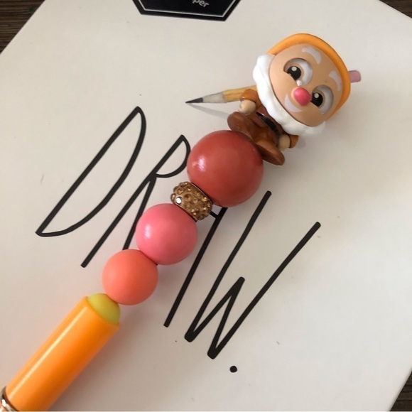 Disney Doorables: Snow White & The Seven Dwarfs: Happy handmade beaded pen - Picture 1 of 3